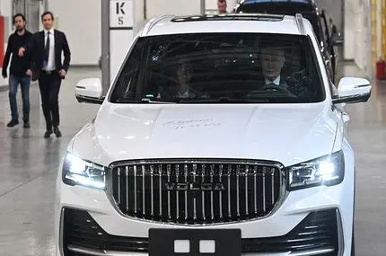 پوتین خودروی شاسی‌بلند ولگا را آزمایش کرد
