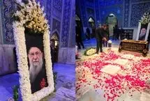 تصویری از مزار رهبر شهید در رواق دارالذکر