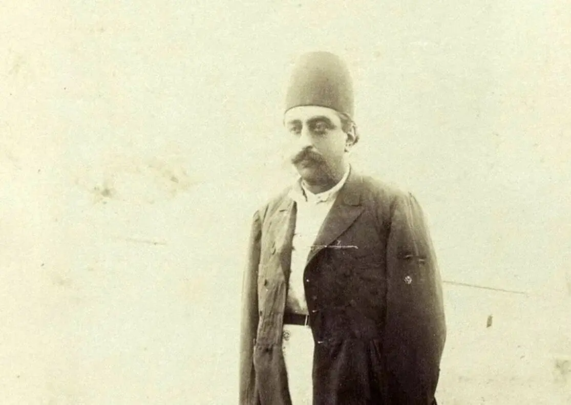 عکس تاریخی از مظفرالدین‌شاه؛ شاه قاجار در کنار درباریان سوار بر اسب