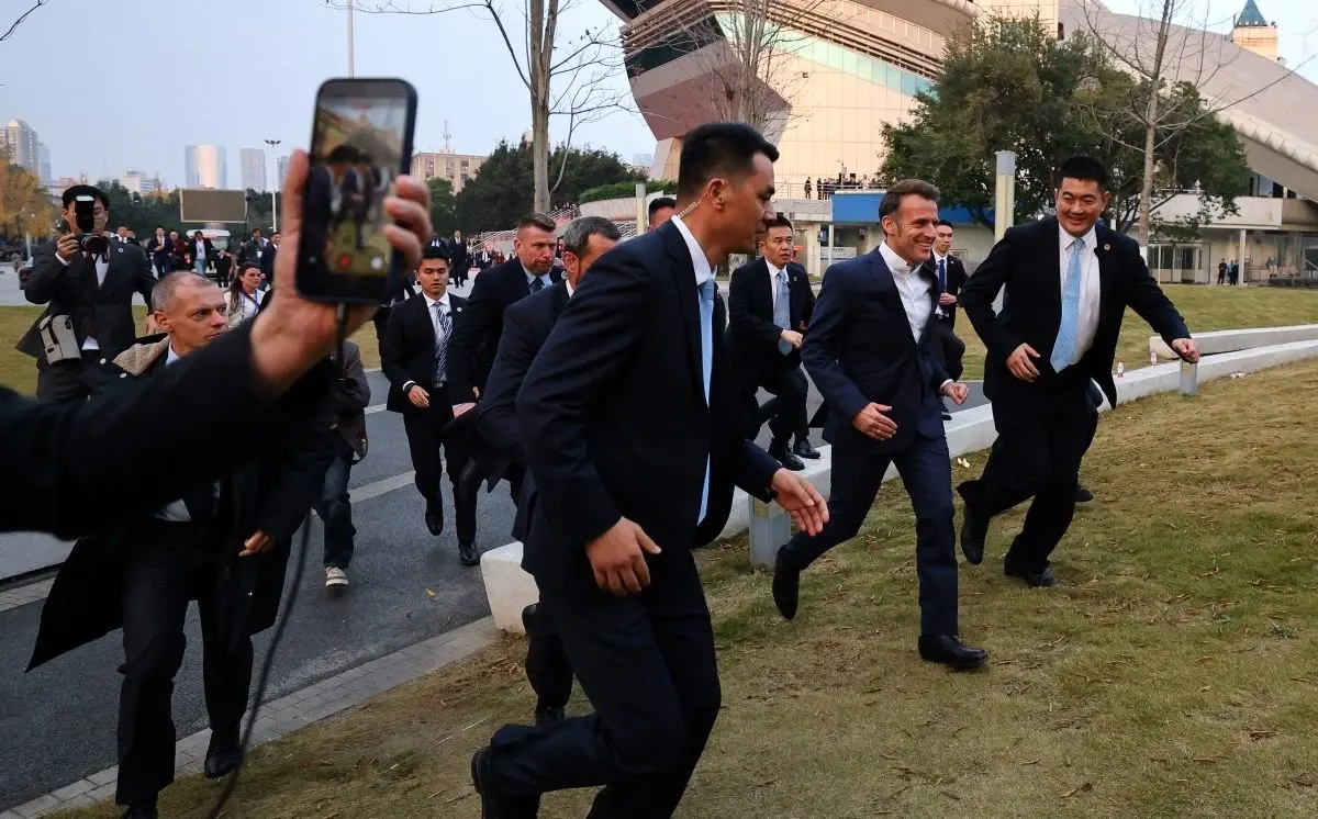 دویدن مکرون به سوی دانشجویان چینی محافظانش را به دردسر انداخت