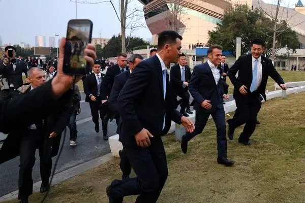 دویدن مکرون به سوی دانشجویان چینی محافظانش را به دردسر انداخت