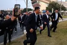 دویدن مکرون به سوی دانشجویان چینی محافظانش را به دردسر انداخت