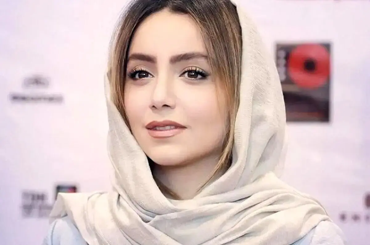 تیپ متفاوت نازنین بیاتی در نمایشگاه «چهارسوی خیال»