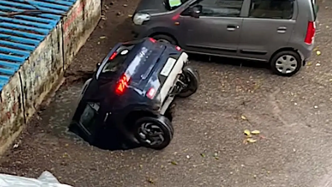 لحظه‌ای که زمین خودرو را بلعید