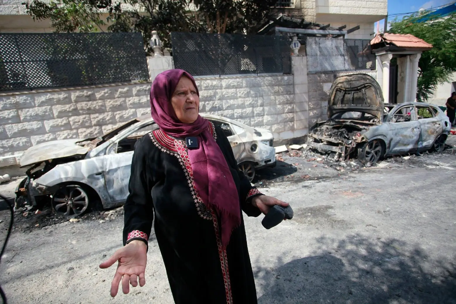 زن‌های فلسطینی با تمسخر با شهرک‌نشینان مقابله کردند