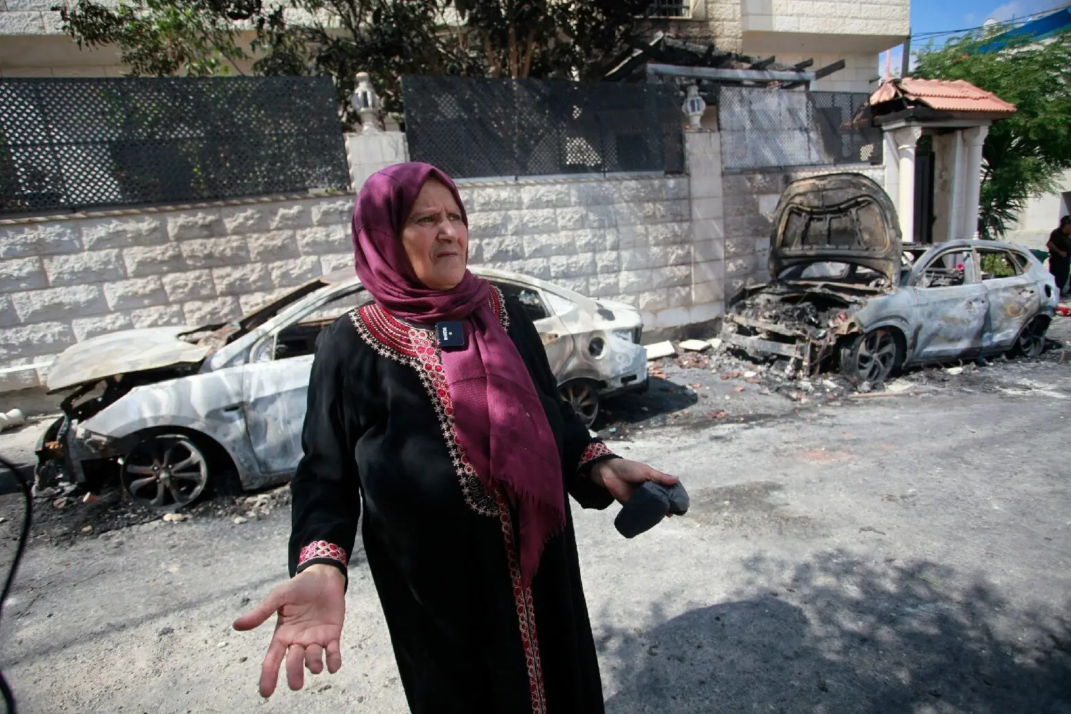 زن‌های فلسطینی با تمسخر با شهرک‌نشینان مقابله کردند