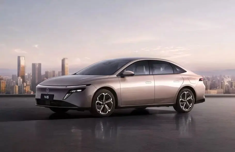سدان هیبریدی نیسان N6 با برد برقی ۱۵۰ کیلومتر از راه رسید