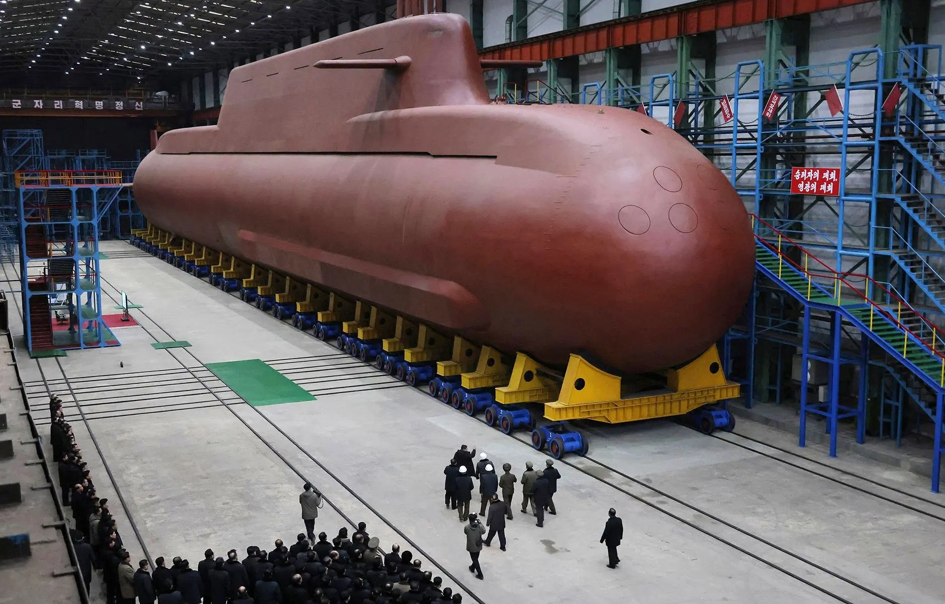 رهبر کره‌شمالی از زیردریایی و موشک‌اندازهای جدید رونمایی کرد
