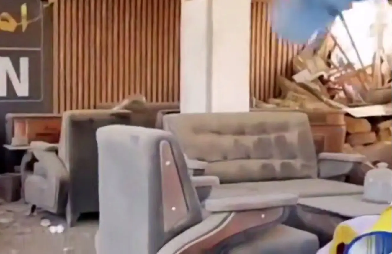 ویرانی یک منطقه مسکونی در محمدشهر در پس حمله هوایی