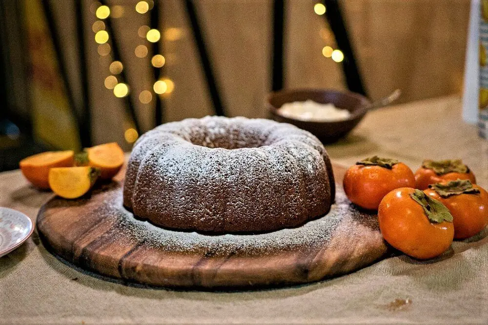 کیک خرمالو با سس مخصوص؛ دسر خاص برای روزهای پاییزی 