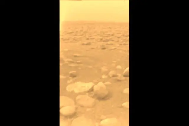 نمایی رنگی و عجیب از قمر اسرارآمیز «تایتان» در عکس روز ناسا