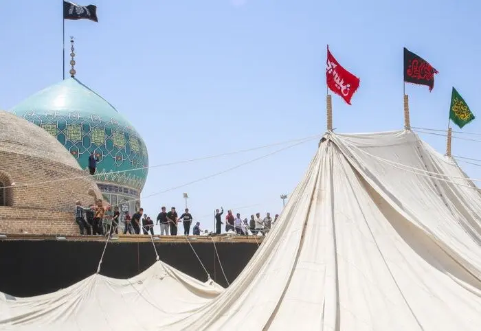 تصاویر؛ برپایی خیمه محرم در صحن امامزاده موسی مبرقع(ع)