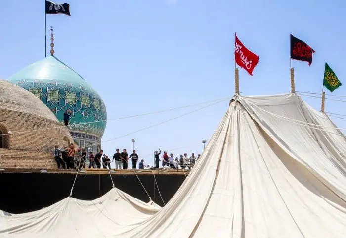 تصاویر؛ برپایی خیمه محرم در صحن امامزاده موسی مبرقع(ع)