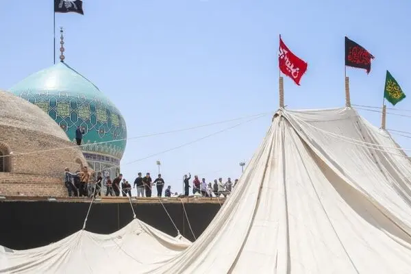 تصاویر؛ برپایی خیمه محرم در صحن امامزاده موسی مبرقع(ع)