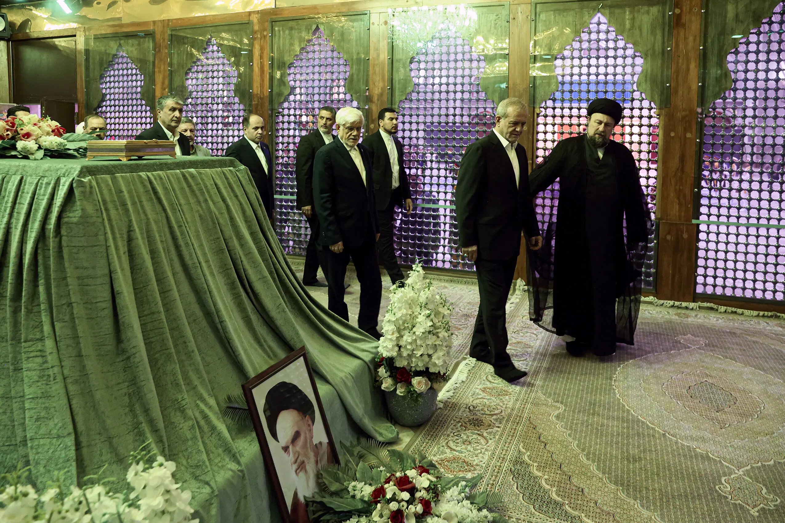 عکس؛ فاتحه خوانی پزشکیان بر سر مزار آیت‌الله هاشمی
