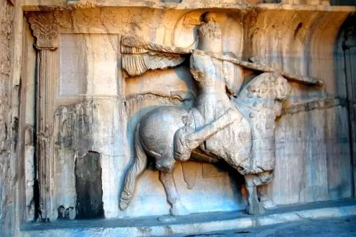 واکنش ناصرالدین‌شاه به طاق حجاری شده بستان: کدام پدر سوخته‌ای ران اسب را شکسته؟!