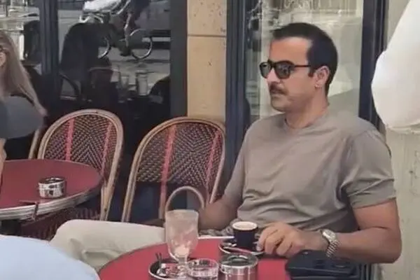  تیپ متفاوت امیر قطر در یک کافه 