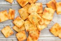 چگونه کراکرها باعث پوسیدگی دندان‌ها می‌شوند؟

