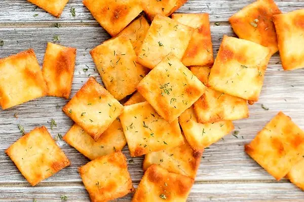 چگونه کراکرها باعث پوسیدگی دندان‌ها می‌شوند؟
