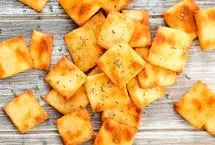 چگونه کراکرها باعث پوسیدگی دندان‌ها می‌شوند؟
