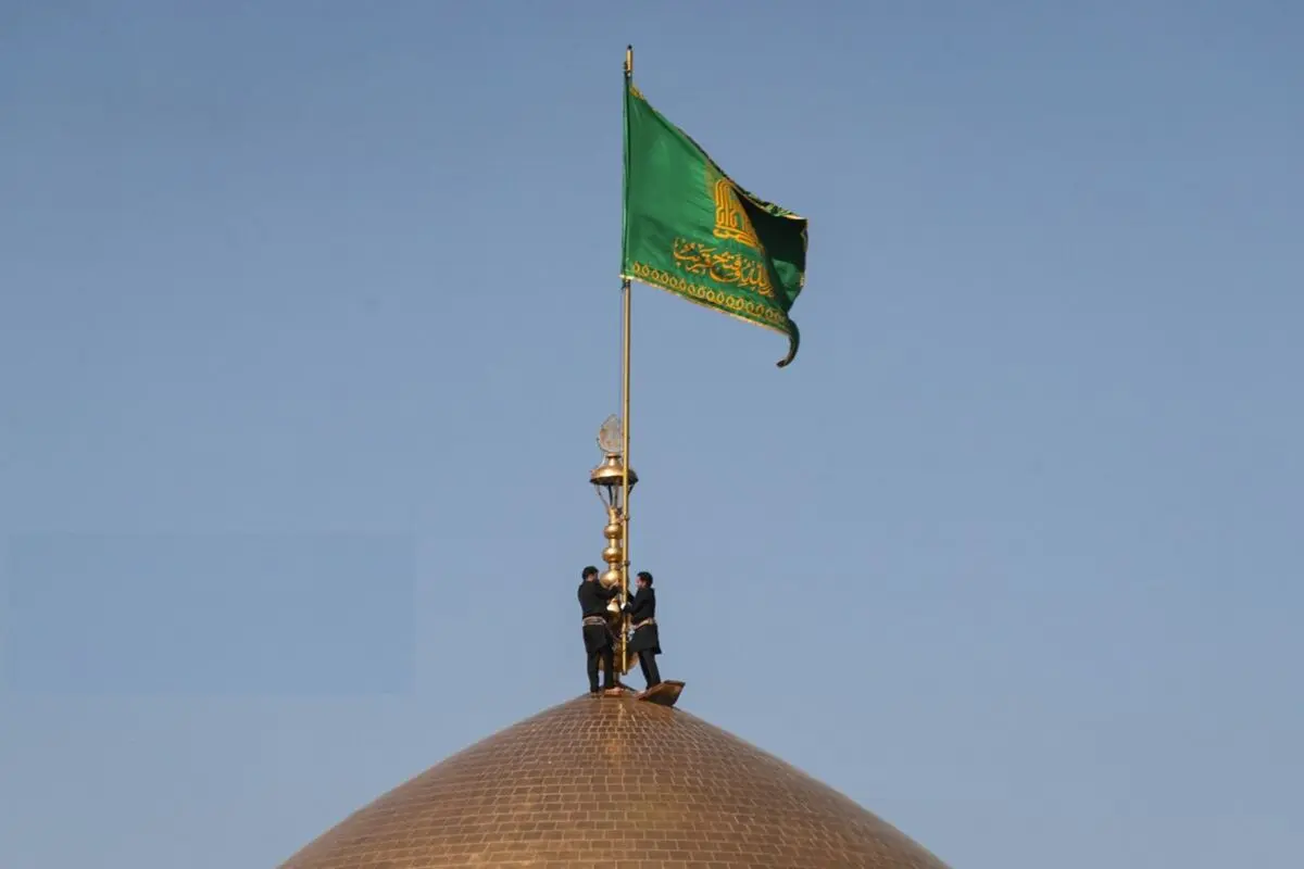 تعویض پرچم گنبد حرم امام رضا (ع)