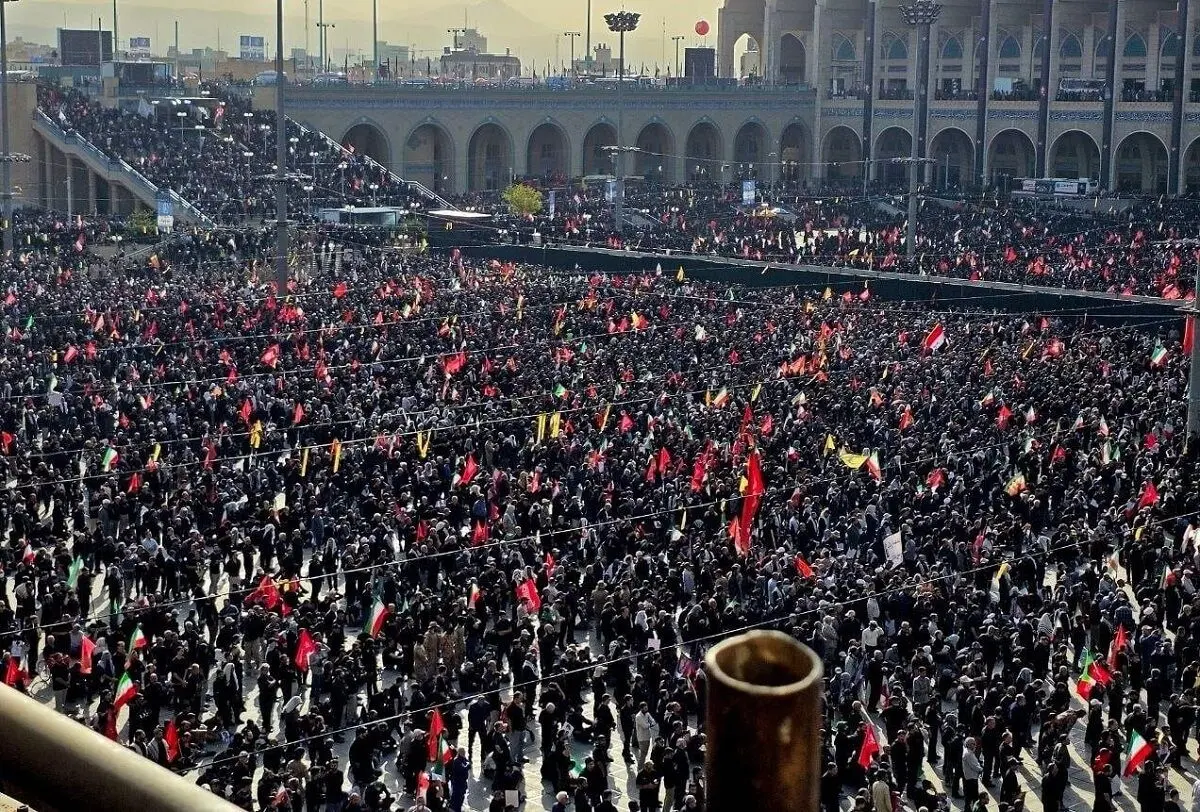 تصاویری از جمعیت حاضر در نجف در تشییع پیکر رهبر انقلاب
