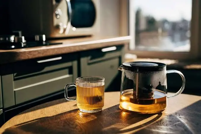 آیا چای می‌تواند نیاز روزانه بدن به آب را تأمین کند؟