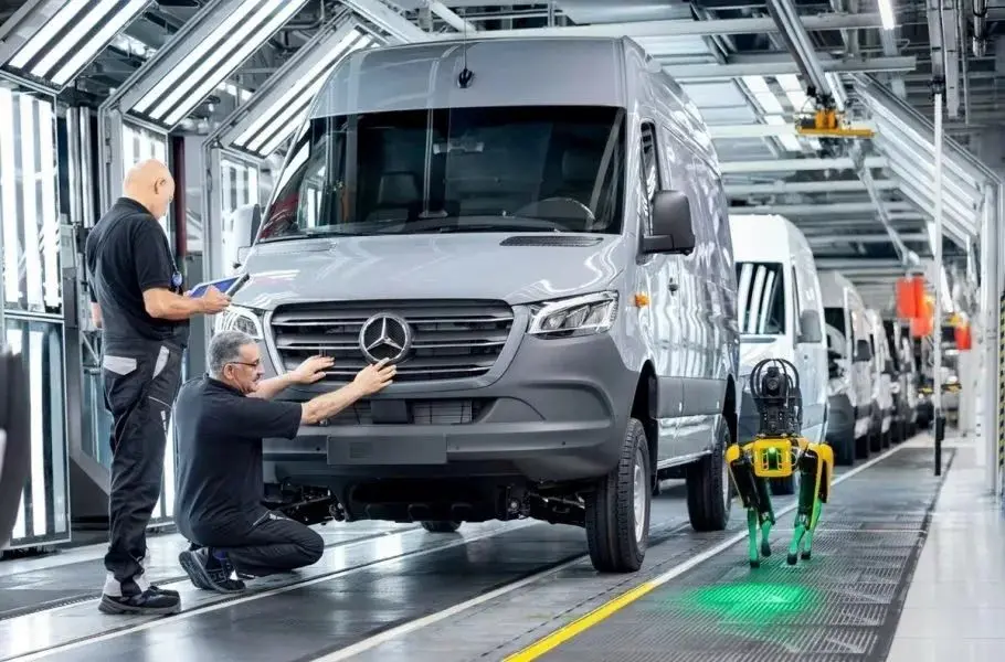 کارمند جدید خط تولید مرسدس بنز یک سگ رباتیک است!