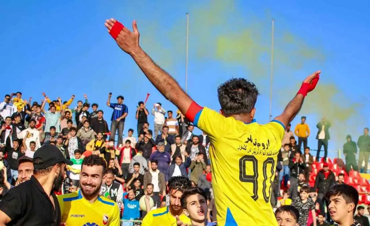 تصویر؛ نوشته عجیب پشت پیراهن تیم لیگ یکی
