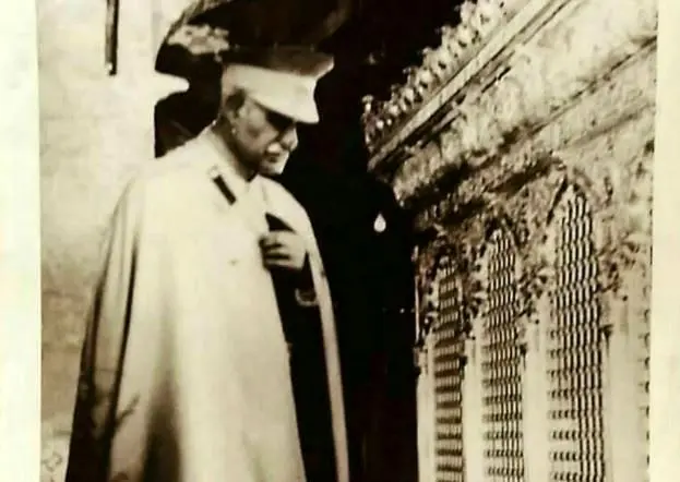 تصویر؛ «رضاخان و همراهانش در حرم امام رضا»، سال 1314