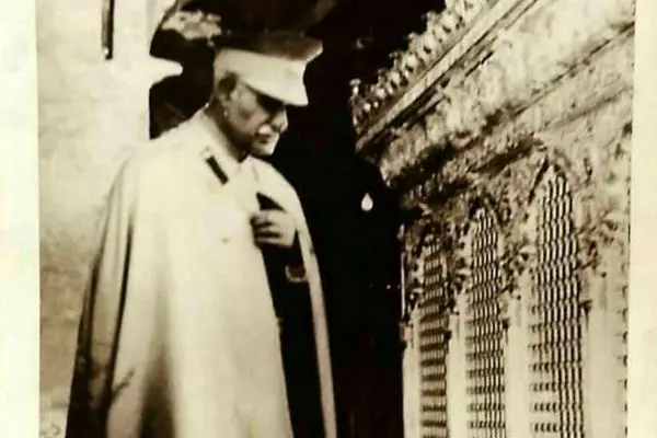 تصویر؛ «رضاخان و همراهانش در حرم امام رضا»، سال 1314