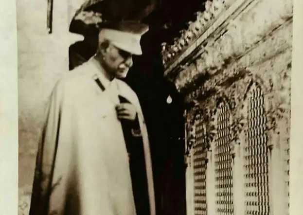 تصویر؛ «رضاخان و همراهانش در حرم امام رضا»، سال 1314