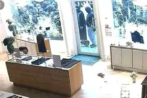 غارت جواهرفروشی در جریان اعتراضات فرانسه