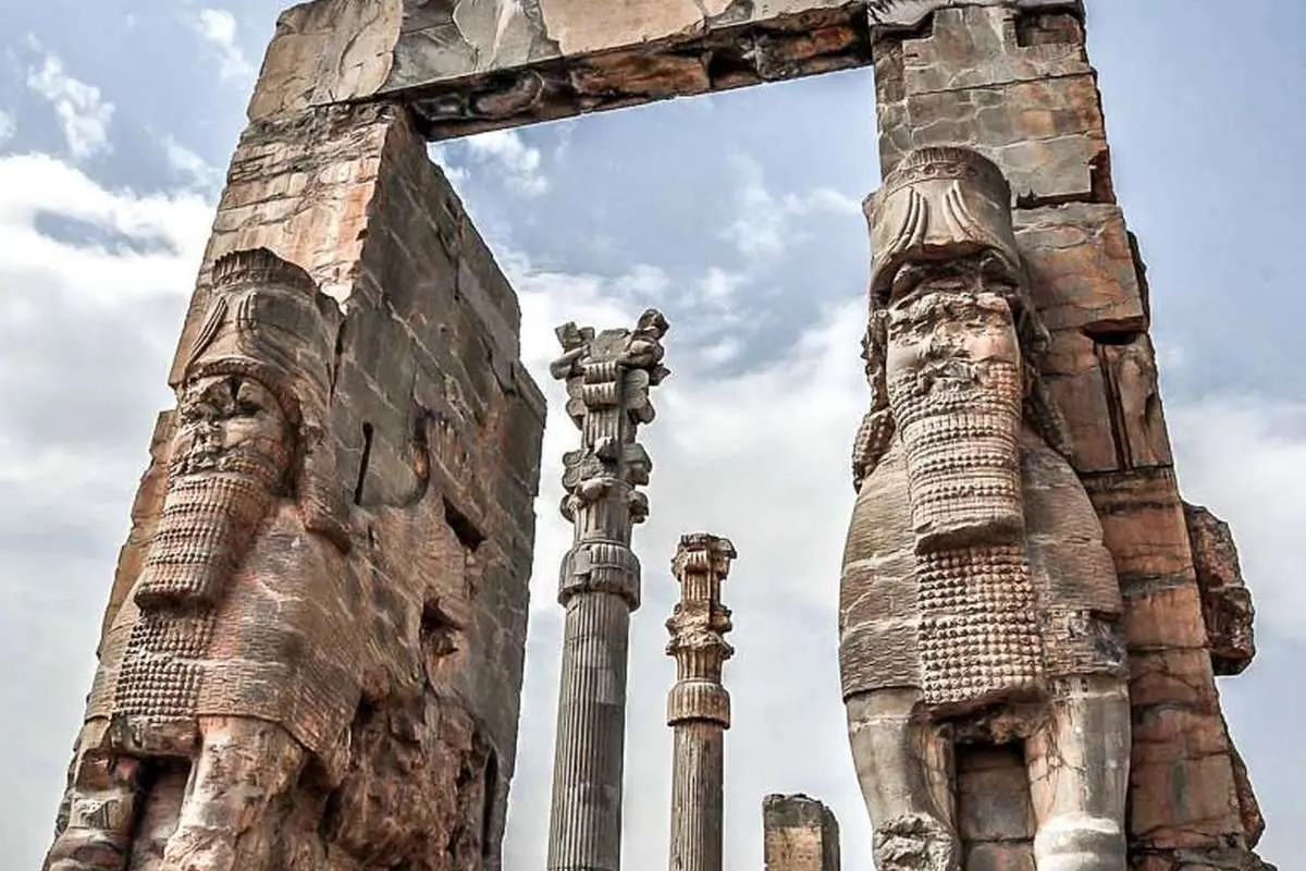 هنرمندان عازم تخت جمشید شدند