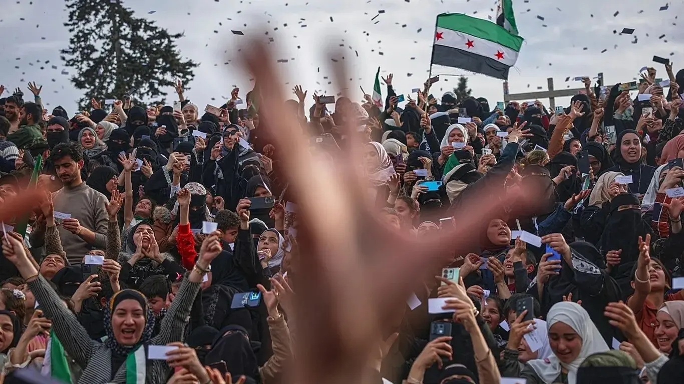 پخش شیرینی به مناسبت صدور حکم اعدام بشار اسد
