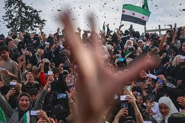 پخش شیرینی به مناسبت صدور حکم اعدام بشار اسد