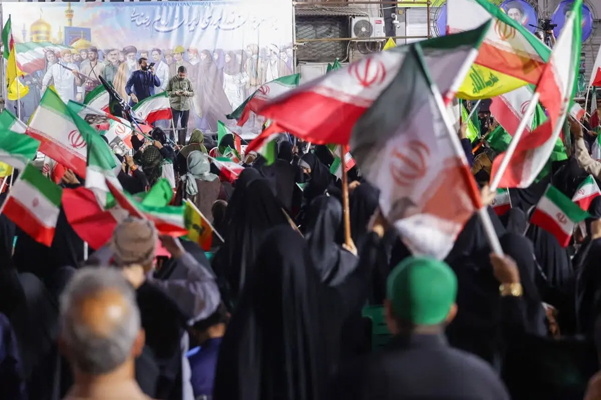 سردار حسن‌زاده: تا زمانی که لازم باشد مردم در خیابان می‌مانند