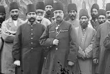 ناصرالدین شاه در کنار مجسمه برنزی اش؛ سال 1267