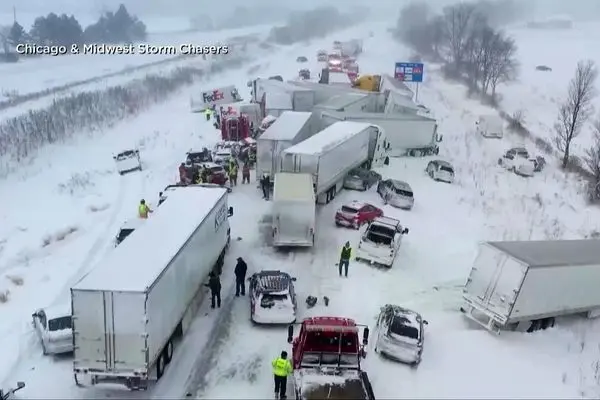 تصادف بیش از ۱۰۰ خودرو در برف و یخبندان میشیگان