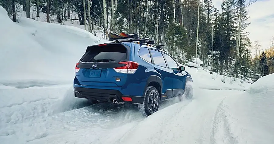 مهارت راننده شاسی‌بلند پس از انحراف در بزرگراه برفی