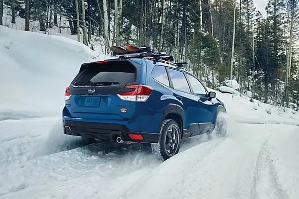 مهارت راننده شاسی‌بلند پس از انحراف در بزرگراه برفی