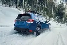 مهارت راننده شاسی‌بلند پس از انحراف در بزرگراه برفی