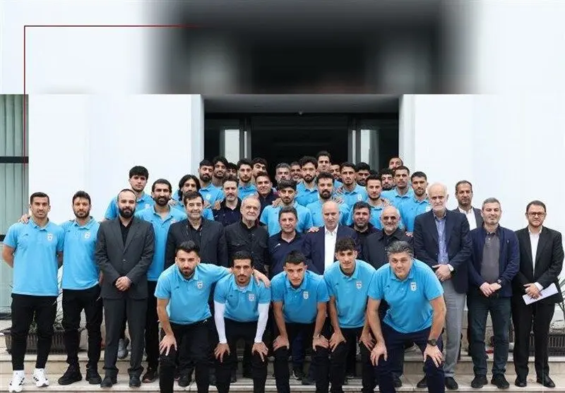 تصویر؛ اهدای پیراهن شماره ۱۲ تیم‌ملی به پزشکیان و عکس با ملی‌پوشان 