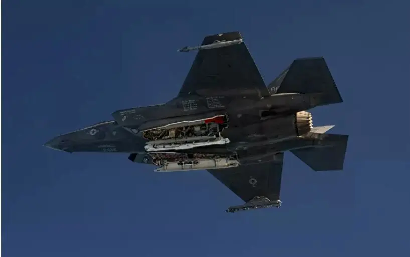 آزمایش موفق جنگنده اف‌ ۳۵ با بمب اتم