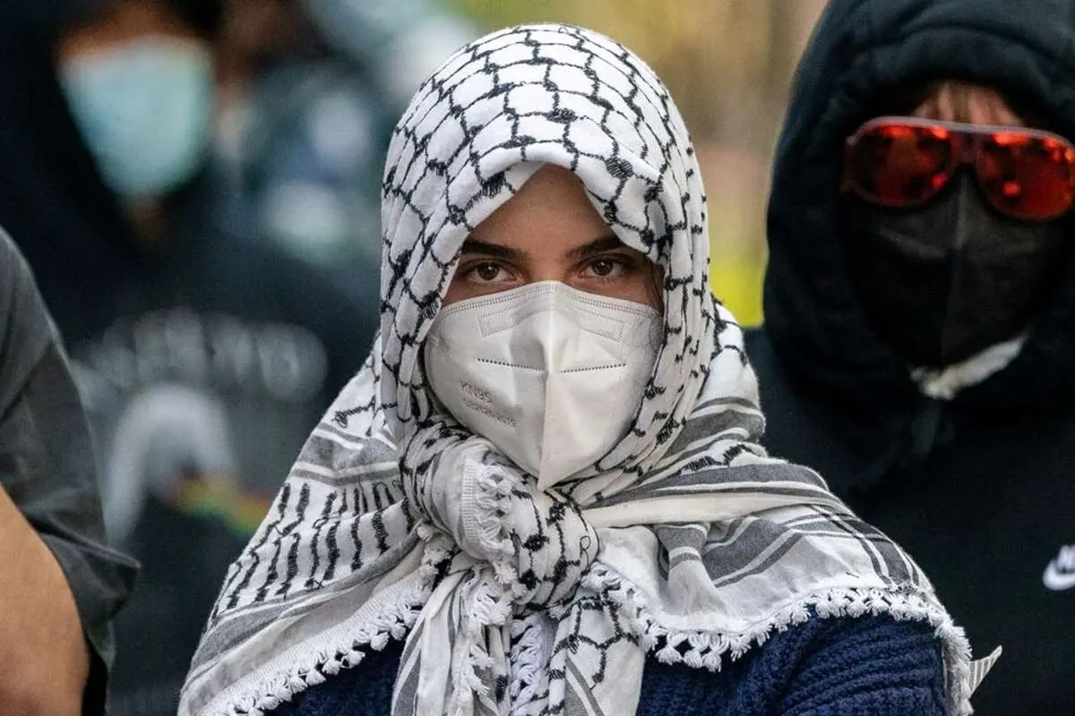 ببینید؛ تنه زدن به یک زن محجبه جنجالی شد
