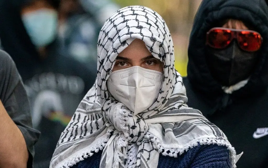 ببینید؛ تنه زدن به یک زن محجبه جنجالی شد