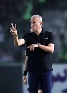 گل‌محمدی در کنار نیروهای هلال احمر