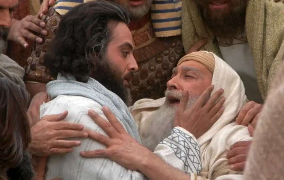 «یوزارسیف و یعقوب» در حال نماز خواندن پشت سر «رهبر انقلاب»