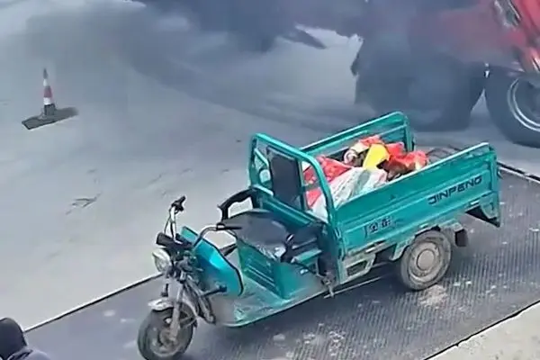 واژگونی تریلی حامل آجر روی موتورسیکلت 
