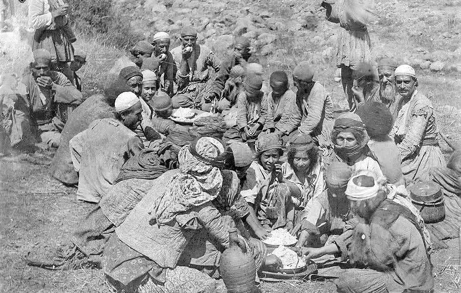 تصویری نادر از زن شپش‌گیر قاجاری